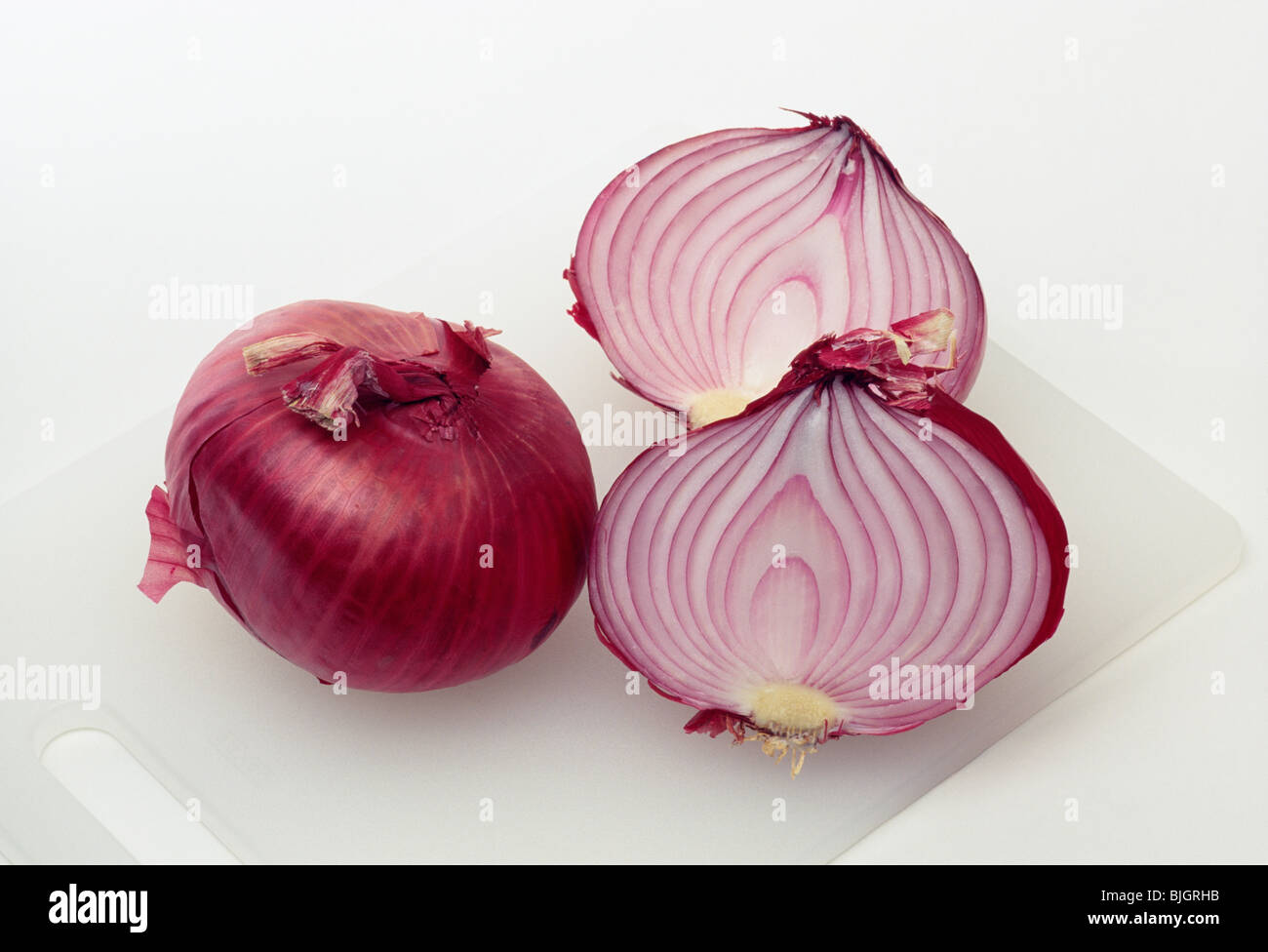 Ancora in vita le cipolle rosse Foto Stock