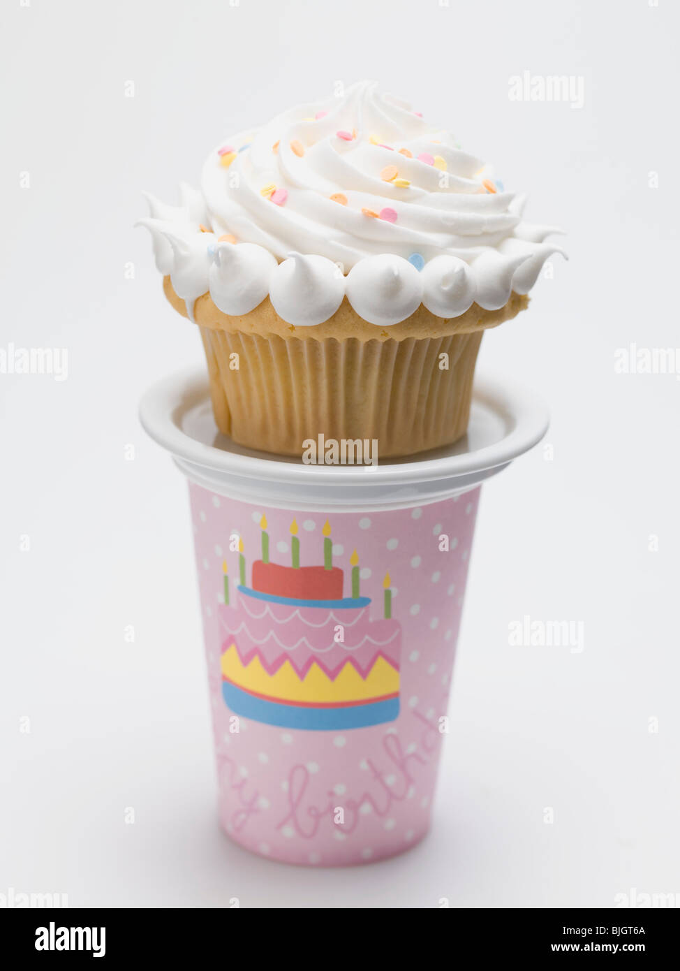 Compleanno di muffin con topping di meringa su carta rosa cup - Foto Stock
