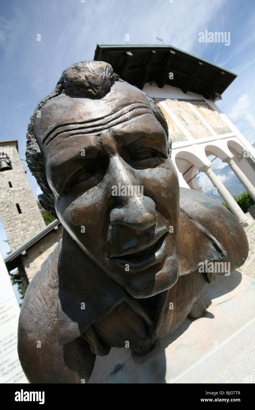 Busto in bronzo del grande ciclista italiano, Gino Bartali, Toscana, Italia. Un leggendario campione di ciclismo, ha vinto il Tour de France nel 1938 e ancora dieci anni più tardi nel 1948. Foto Stock