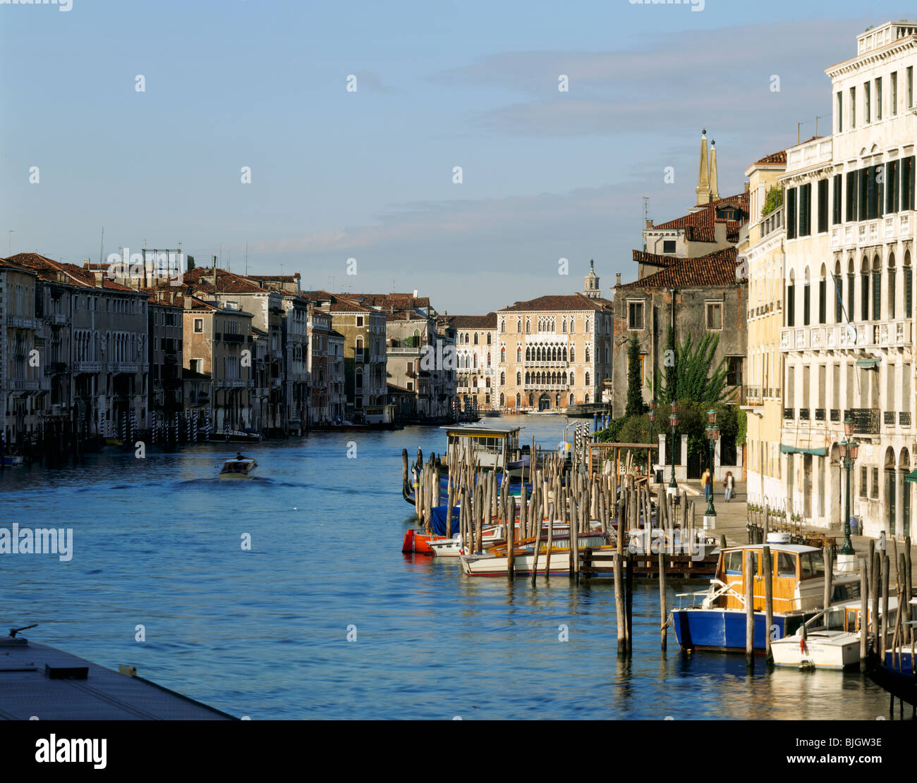 Grand Canal, vista dal ponte di Rialto Foto Stock