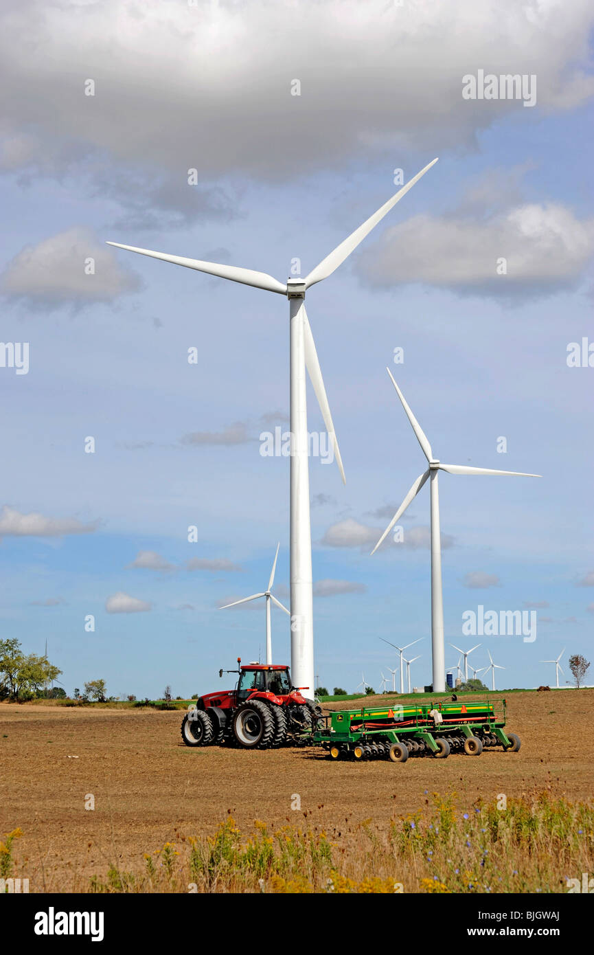 Mulino a vento mulino generare generatore di generazione di equilibrio il conservatorismo conservare ecosistema ecologia ambiente ambientali Amb. Foto Stock