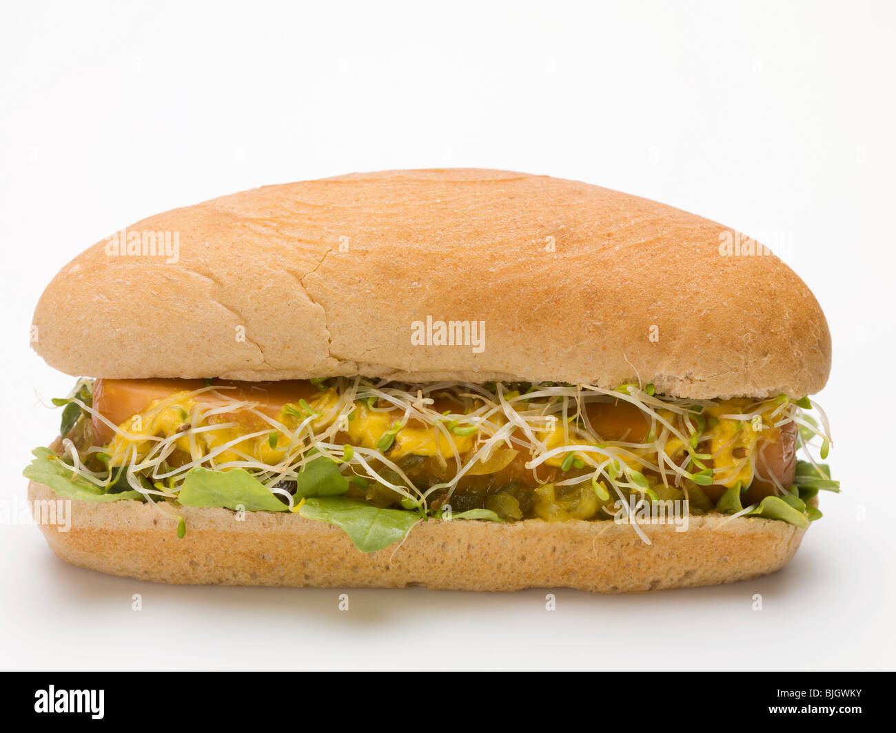 Un hot dog con i germogli e lattuga - Foto Stock