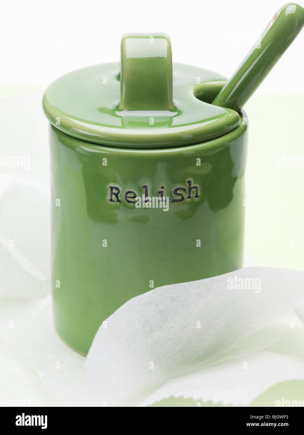Un verde ceramica pentola con coperchio e la parola "assaporare" - Foto Stock