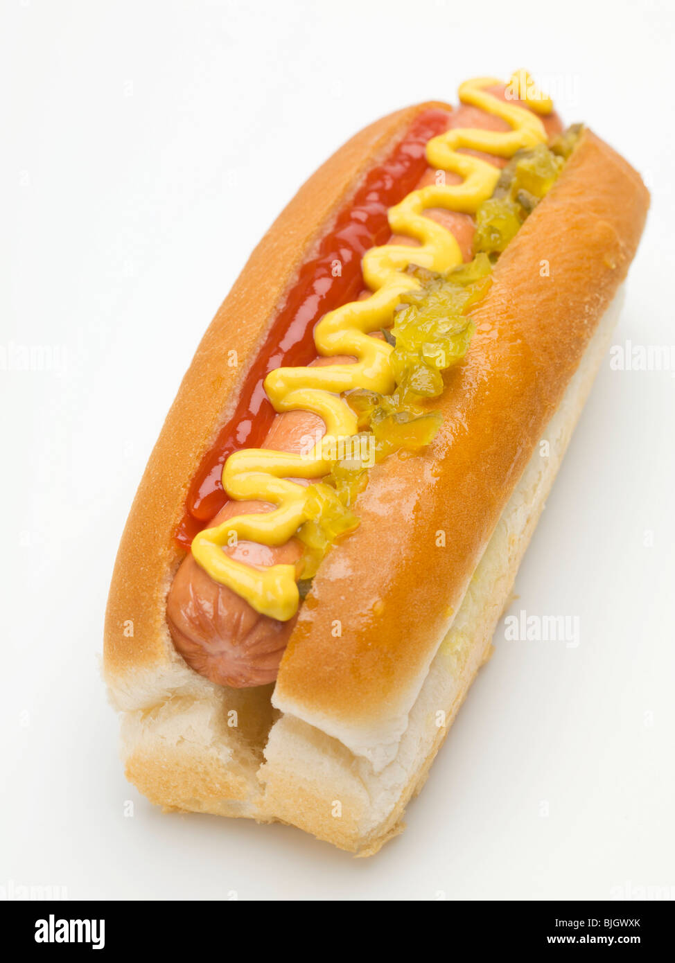 Un hot dog con ketchup, senape e cetriolino - Foto Stock