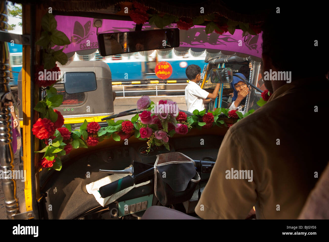 India Kerala, Calicut, Kozhikode, vista dall'interno di autorickshaw al passaggio a livello ferroviario Foto Stock