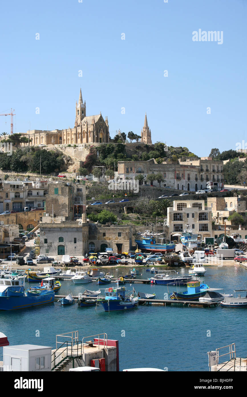 In arrivo nel porto di Ghajnsielem o Mgarr a Gozo un'isola nell'arcipelago Maltese Foto Stock