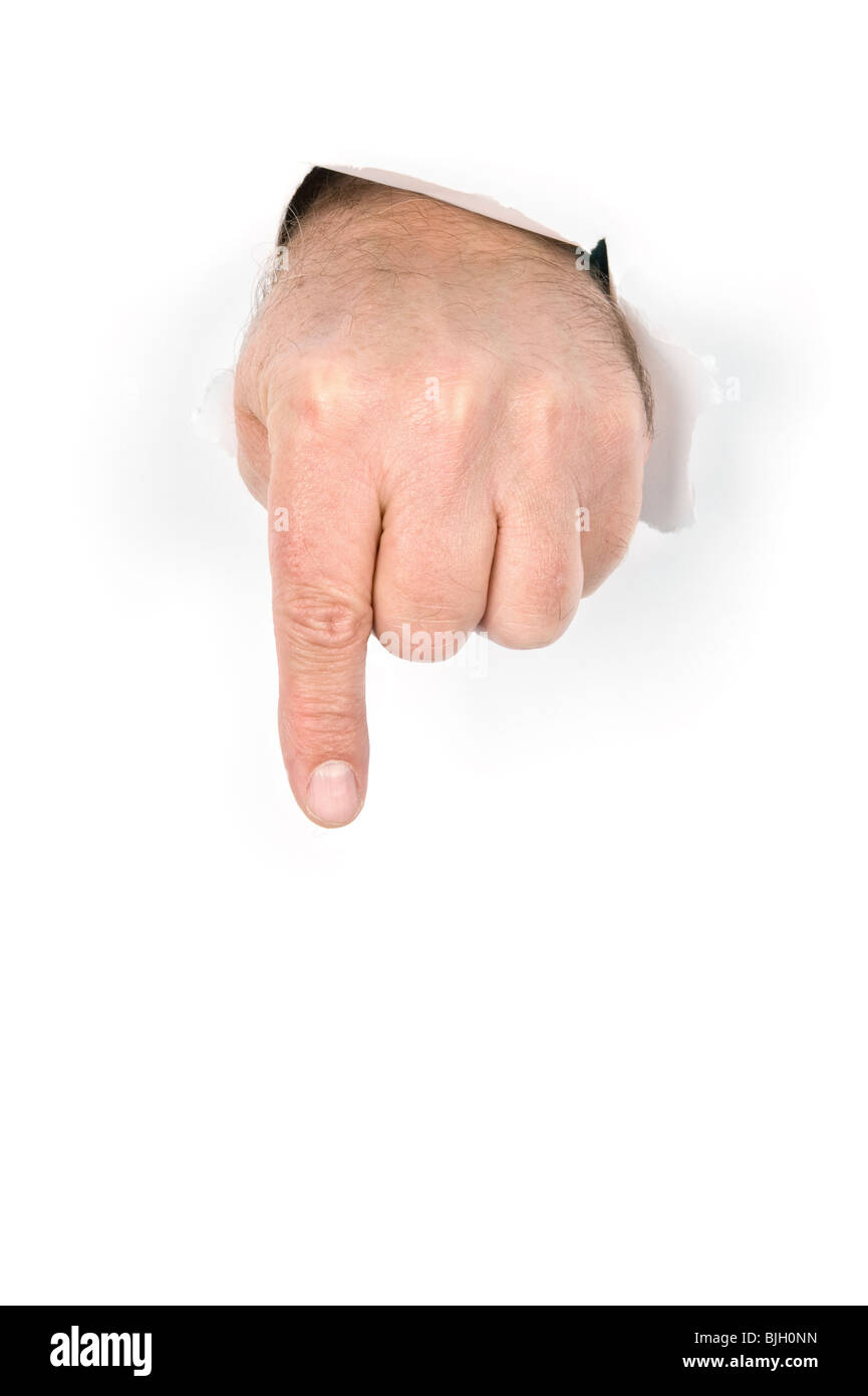 Una mano con il dito indice di poke estesa attraverso la carta strappata Foto Stock