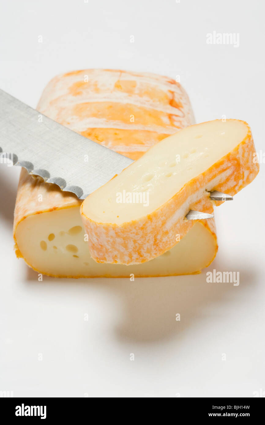 Formaggio di latte vaccino con Coltello per formaggio - Foto Stock