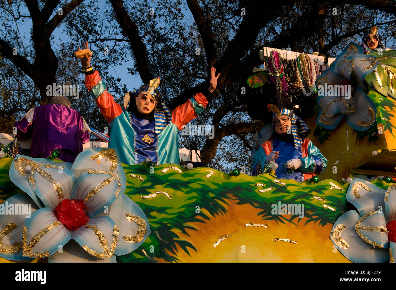 Krewe membri su un Endimione galleggiante, Mardi Gras, New Orleans, Louisiana Foto Stock