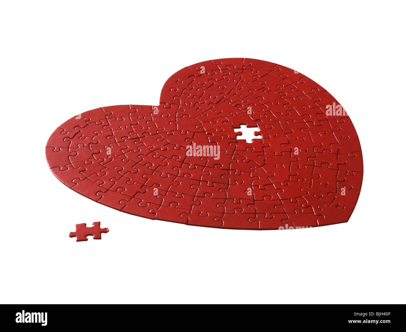 Rosso a forma di cuore puzzle su sfondo bianco Foto Stock