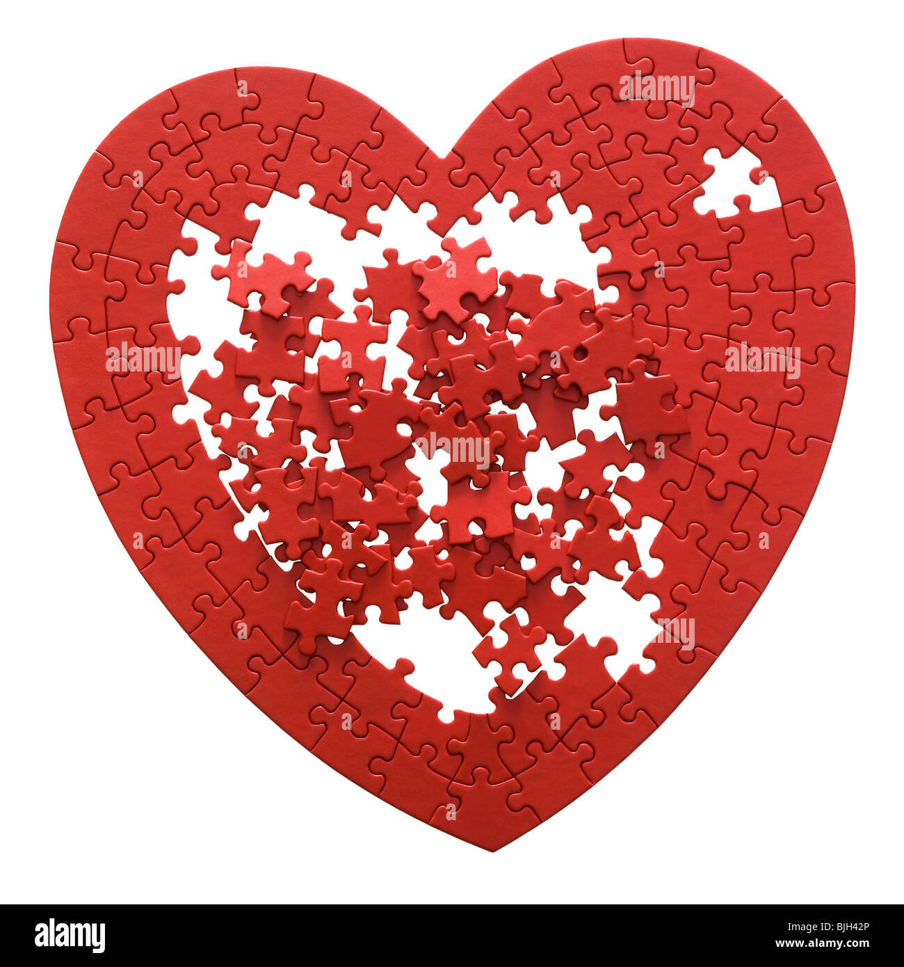 Rosso a forma di cuore puzzle su sfondo bianco Foto Stock