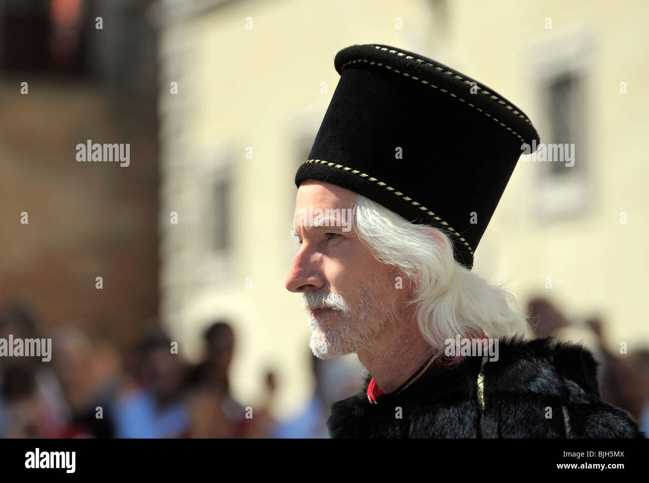 Montepulciano, Toscana, Italia. Uomo vestito in costume rinascimentale durante l'annuale festival del vino noto come il Bravio delle Botti Foto Stock