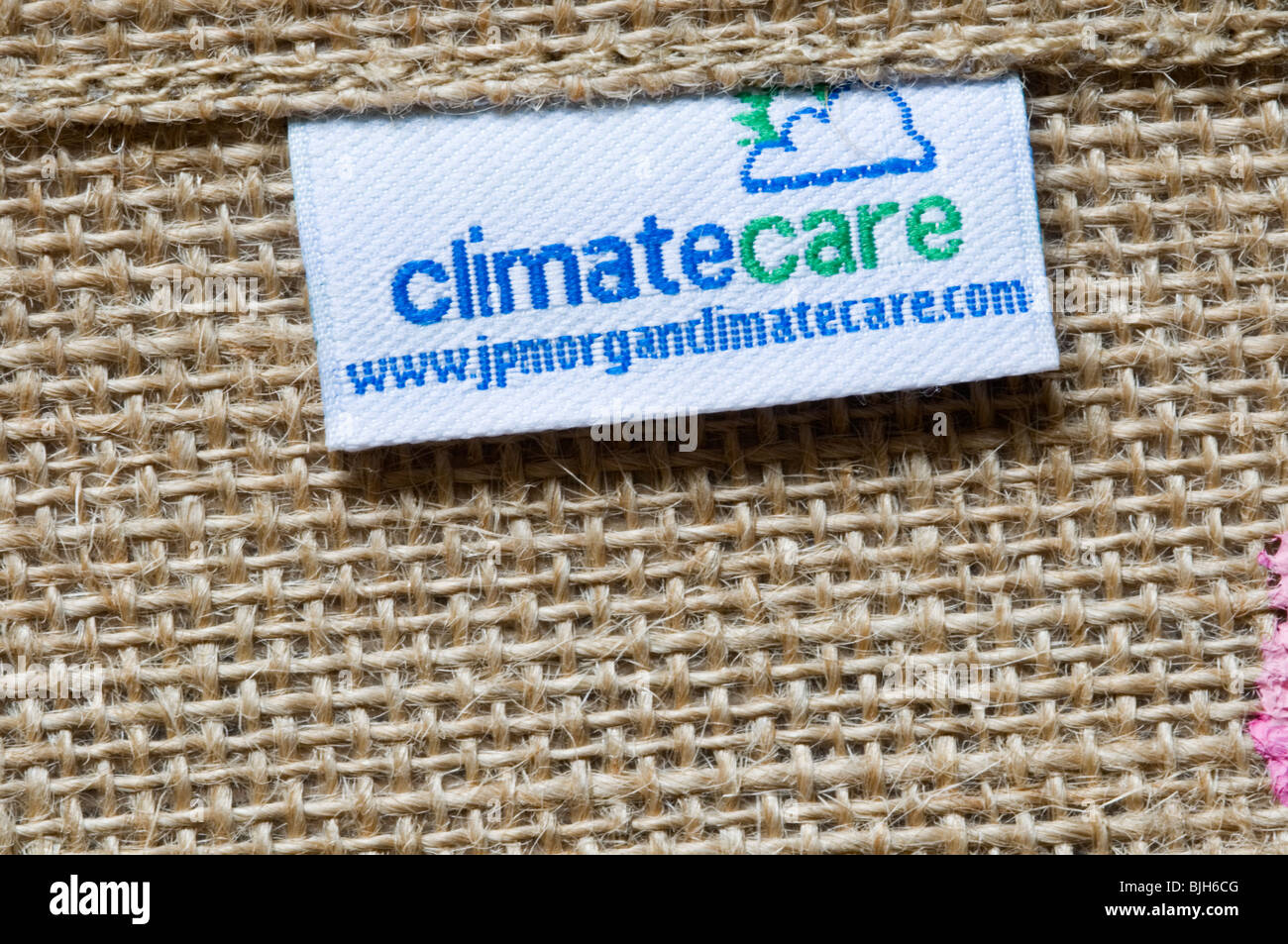 Un tag ClimateCare su un iuta riutilizzabili shopping bag Foto Stock