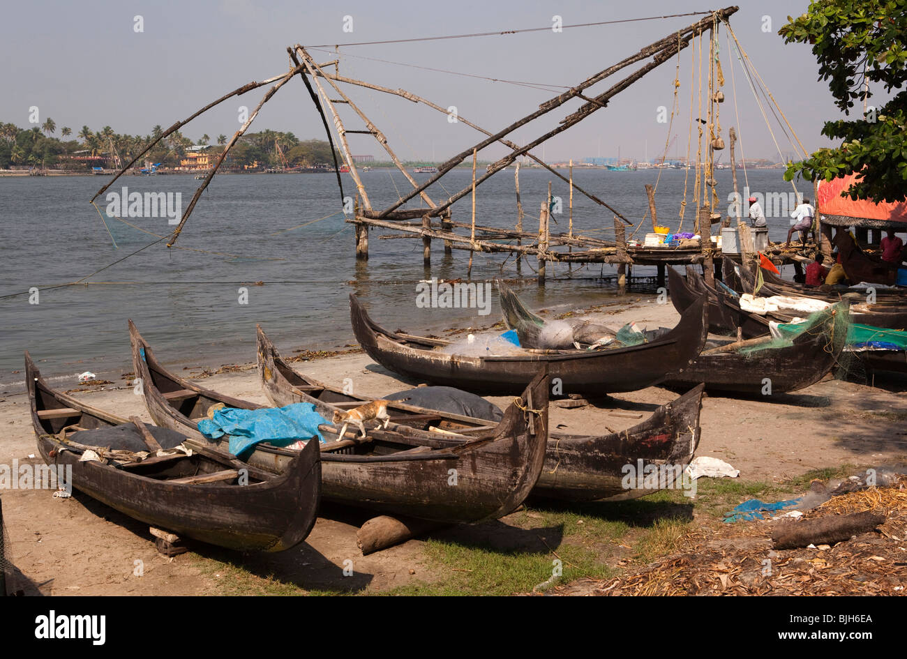 India Kerala, Kochi, Fort Cochin, Cinese reti da pesca in legno tradizionali barche da pesca Foto Stock