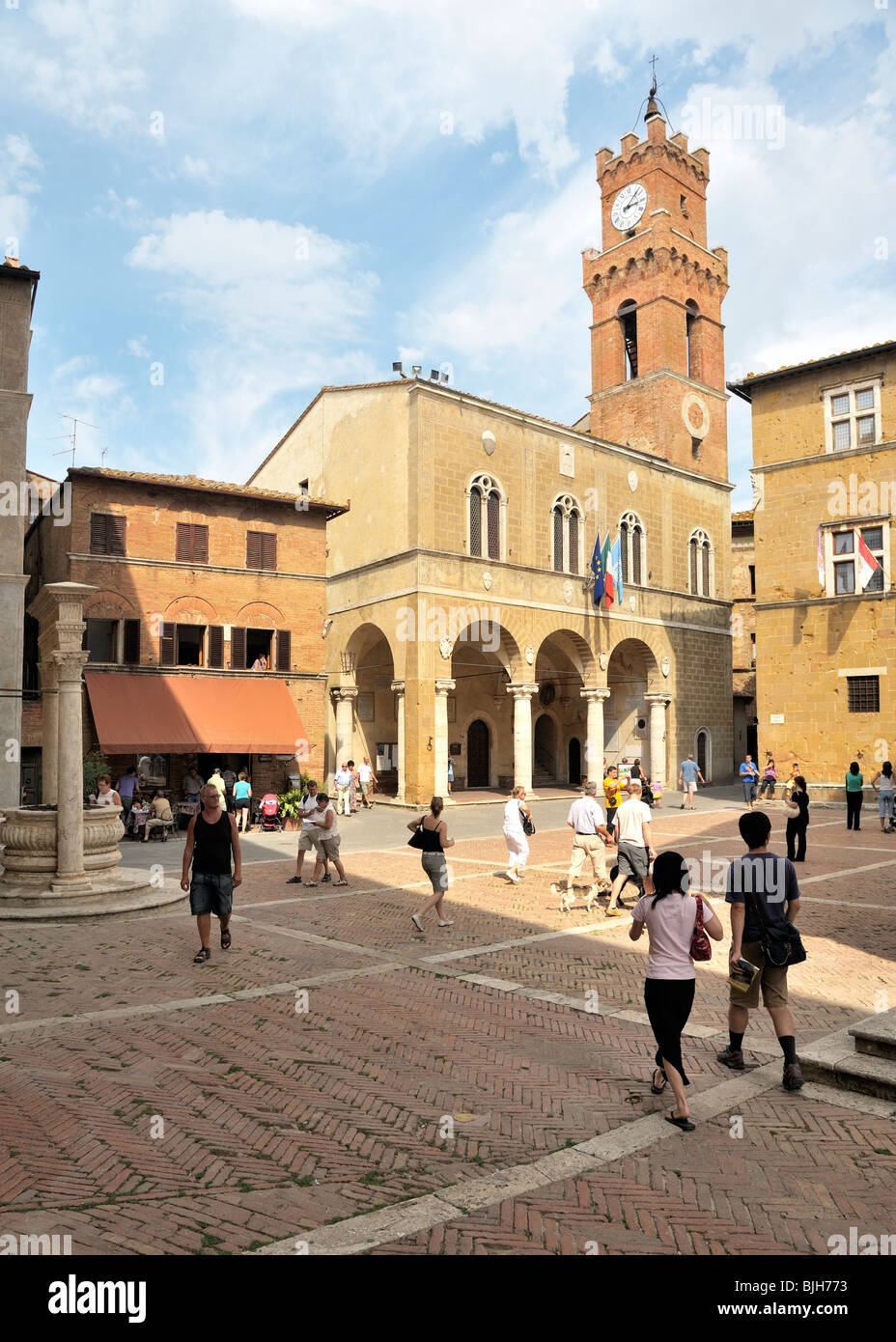 La Loggia e il campanile a torre del Palazzo Comunale in piazza centrale nel Rinascimento città sulla collina di Pienza, Toscana, Italia Foto Stock