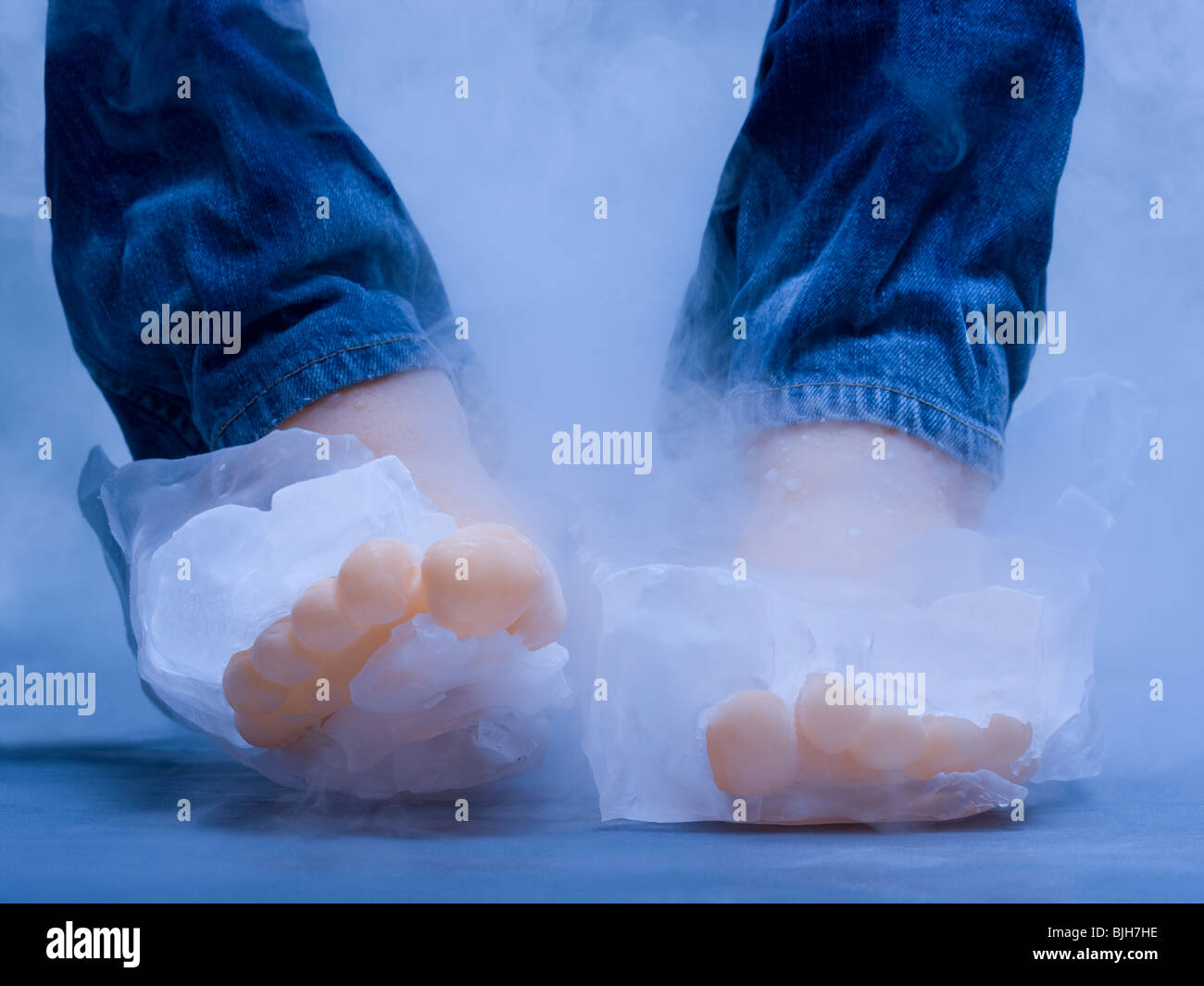Due piedi congelati in blocchi di ghiaccio Foto stock - Alamy