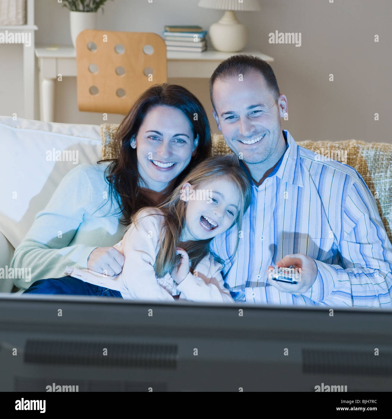 Famiglia di guardare la televisione Foto Stock