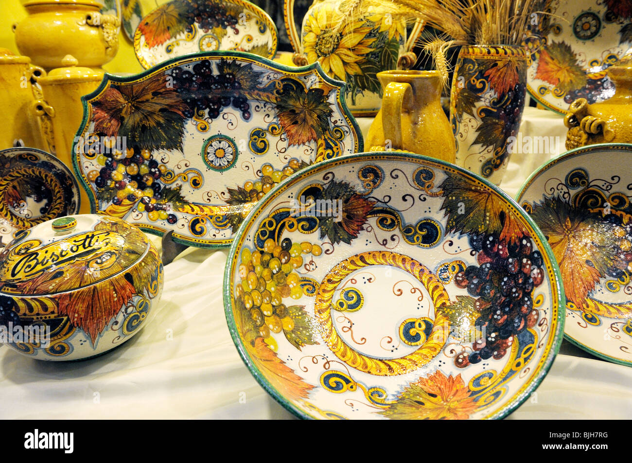 Montepulciano, Toscana, Italia. Qualità italiana ceramiche Maiolica piatti piatti in vendita nel negozio di strada la finestra di visualizzazione Foto Stock