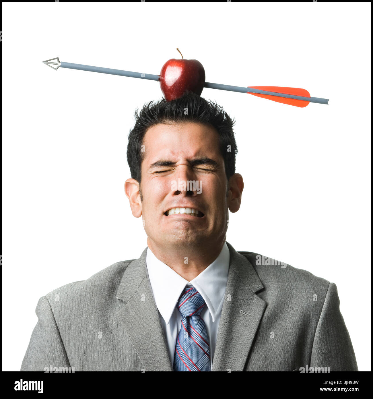 Imprenditore con un Apple sulla sua testa che è stato girato con una freccia Foto Stock
