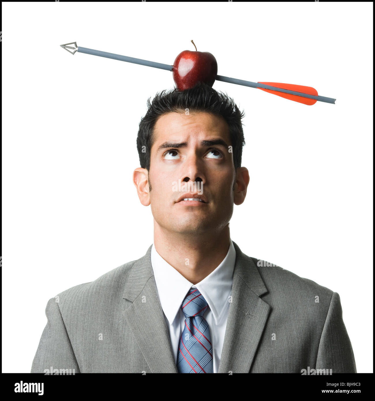 Imprenditore con un Apple sulla sua testa che è stato girato con una freccia Foto Stock