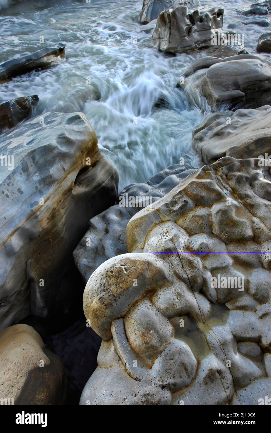 Onde infrangersi sulle rocce a Hastings Sussex England Foto Stock