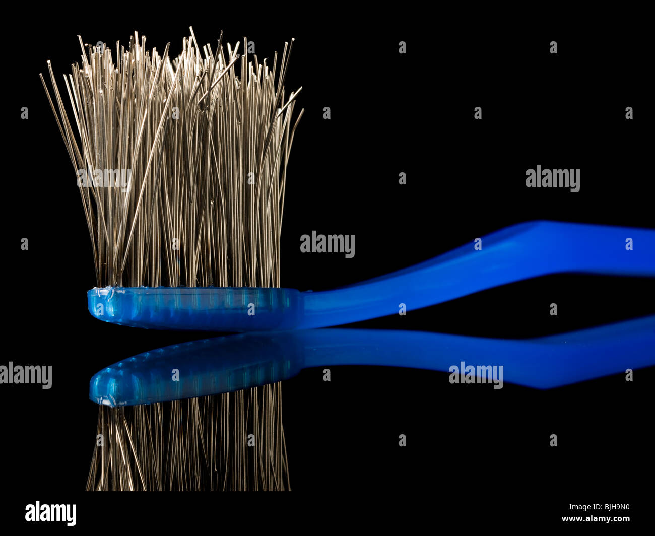 Spazzolino da denti con setole in fili metallici Foto Stock