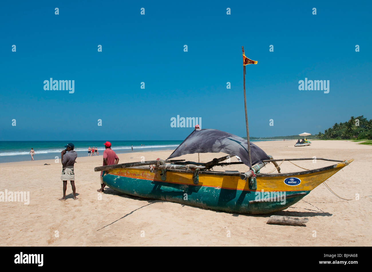 Barche da pesca sulla spiaggia di Bentota, Sri Lanka Foto Stock