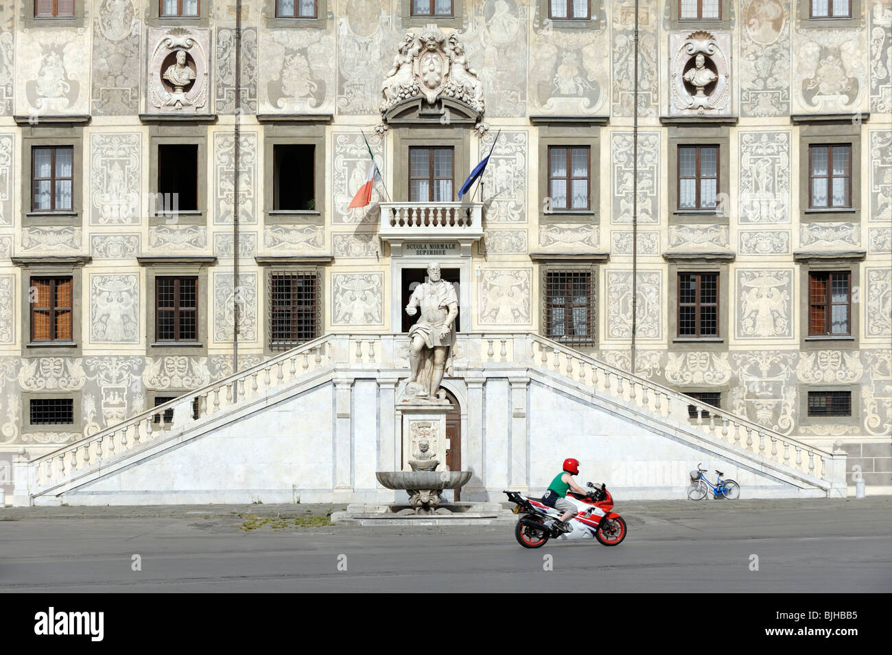 Pisa, Toscana, Italia. Palazzo della Carovana noto anche come Palazzo dei Cavalieri. 16 C palace in Piazza dei Cavalieri costruito dal Vasari Foto Stock