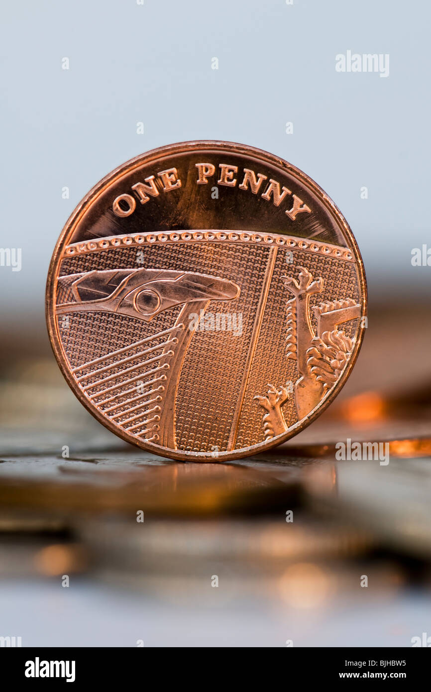 Ritratto di un penny pezzo sul tavolo con fuori fuoco monete in primo piano Foto Stock