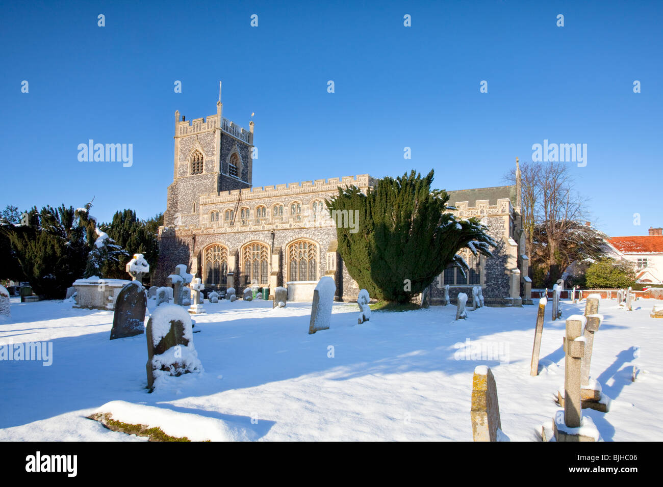 Selce tradizionale chiesa di St Mary nel villaggio di Stratford St Mary dopo forti nevicate invernali nella campagna di Suffolk Foto Stock