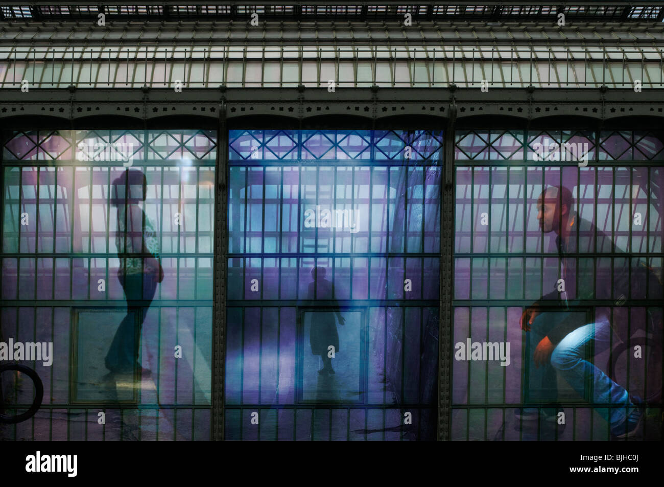 Sagome di tre persone a Parigi stazione ferroviaria - montaggio digitale Foto Stock