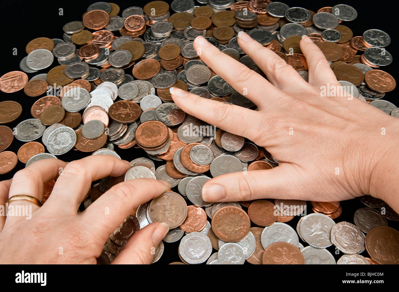 Caucasian womans mani afferrando il denaro Foto Stock