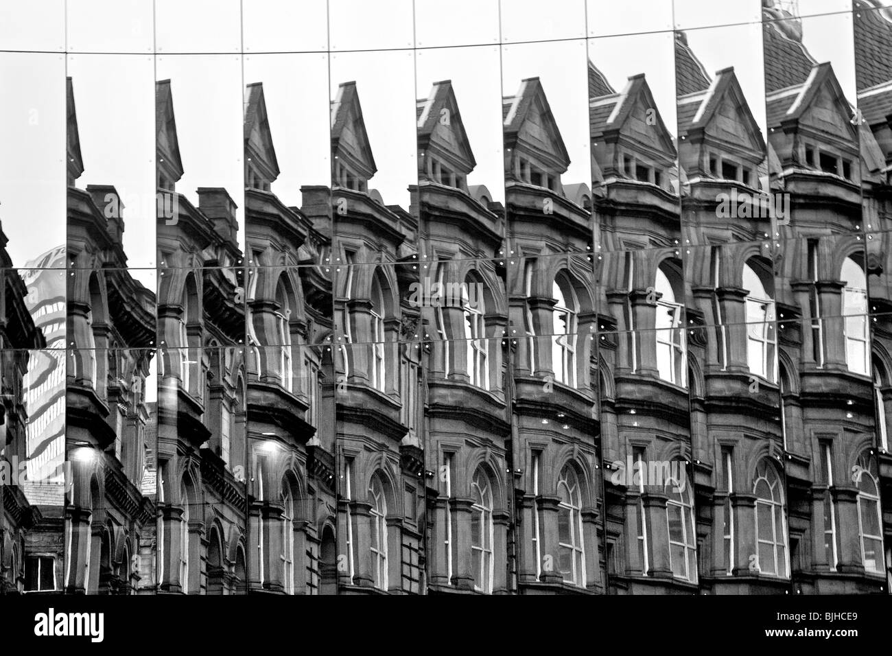 Riflessioni di edifici nella facciata della borse, Boar Lane, Leeds Foto Stock