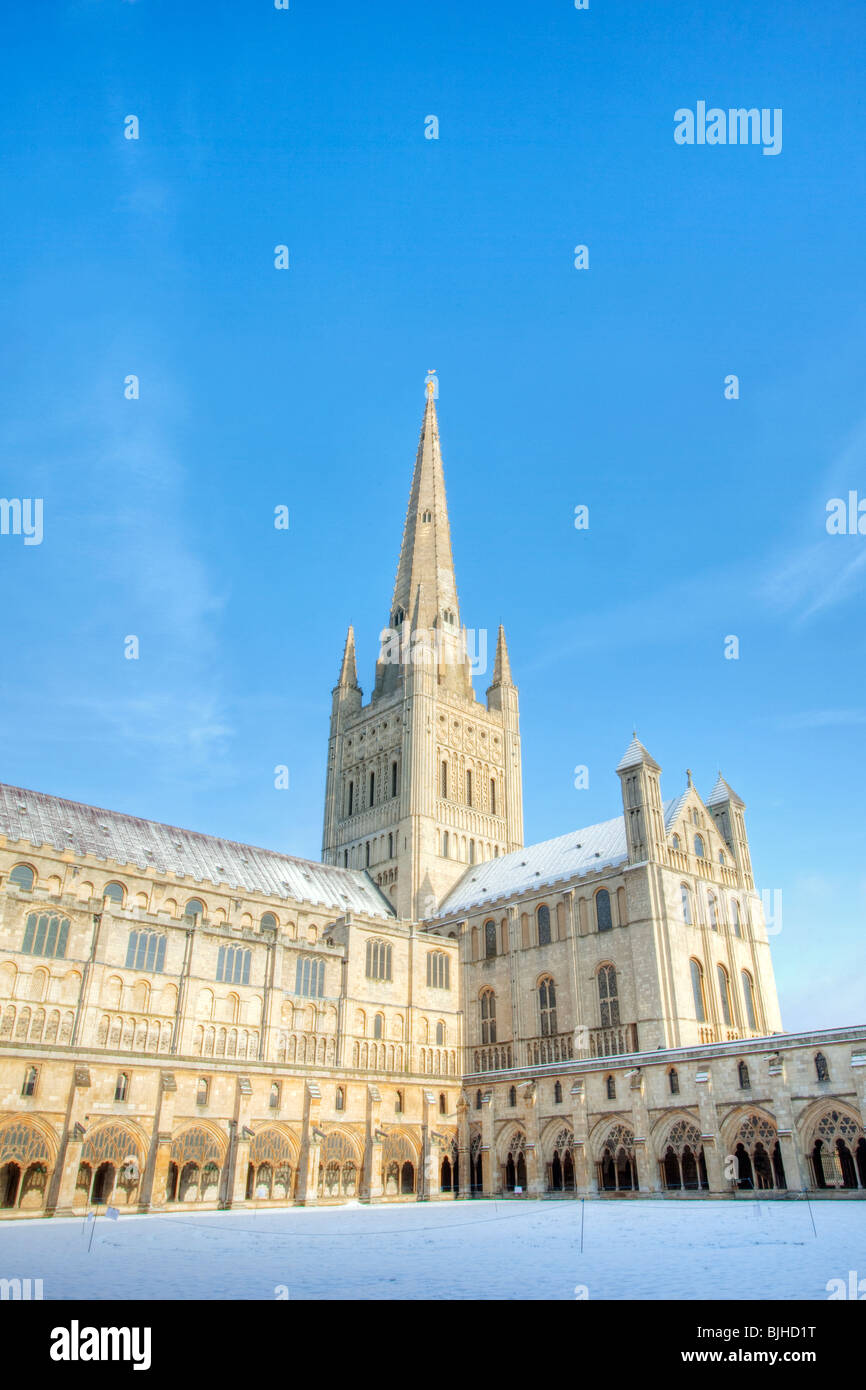 Il medievale Norwich Cathedral catturato a seguito di nevicate invernali su un luminoso e soleggiato inverni mattina. Foto Stock