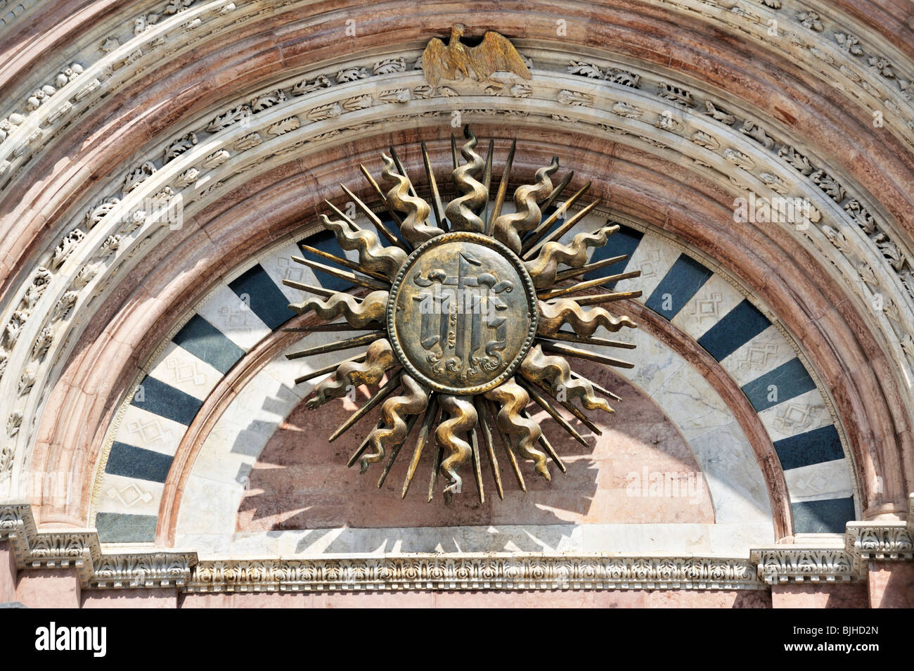 Disco Solare motif sopra il portale centrale della facciata principale della cattedrale di Siena. Toscana, Italia Foto Stock