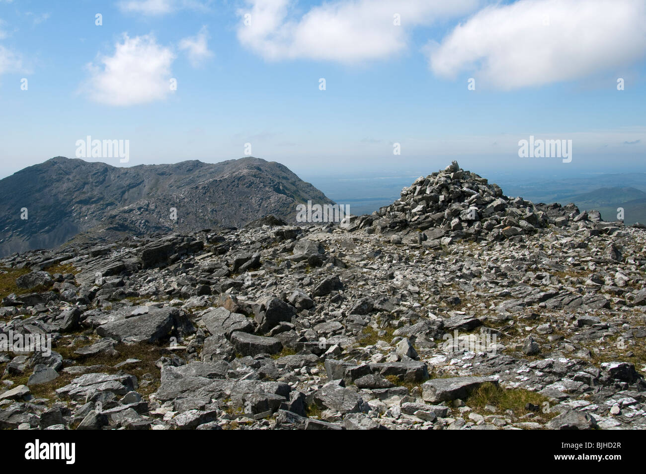 Benbreen dal vertice Bencollaghduff, sul ferro di cavallo Glencoaghan a piedi, Twelve Bens di Connemara, nella contea di Galway, Irlanda Foto Stock