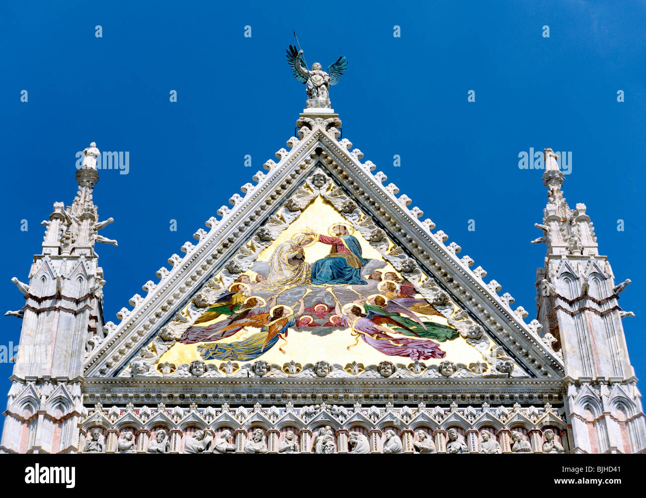 Timpano sulla facciata principale della cattedrale di Siena, Toscana, Italia Foto Stock