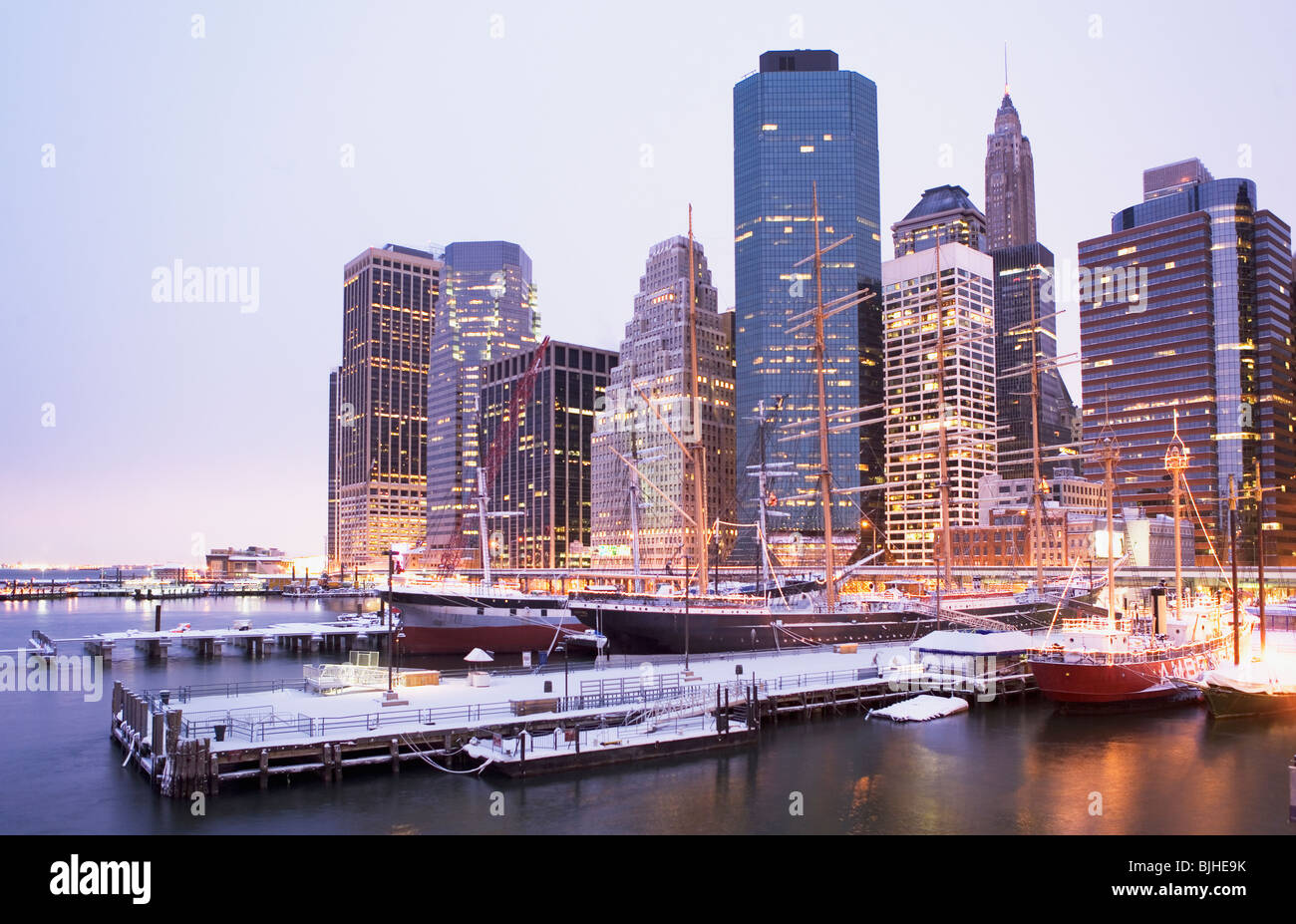 Manhattan Seaport al crepuscolo Foto Stock