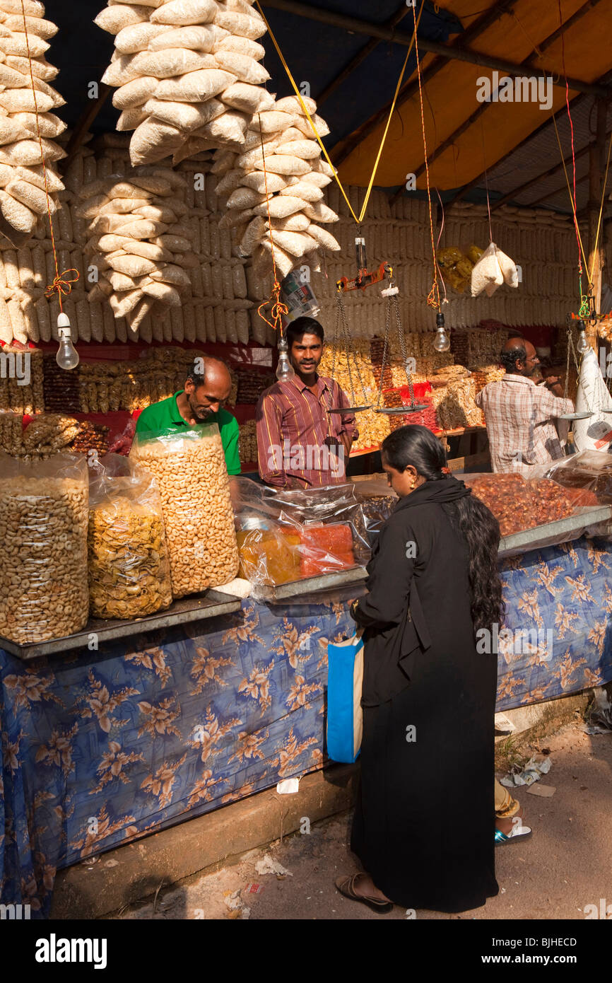 India Kerala, Kanjiramattom Kodikuthu festival musulmano, donna a snack in stallo Foto Stock