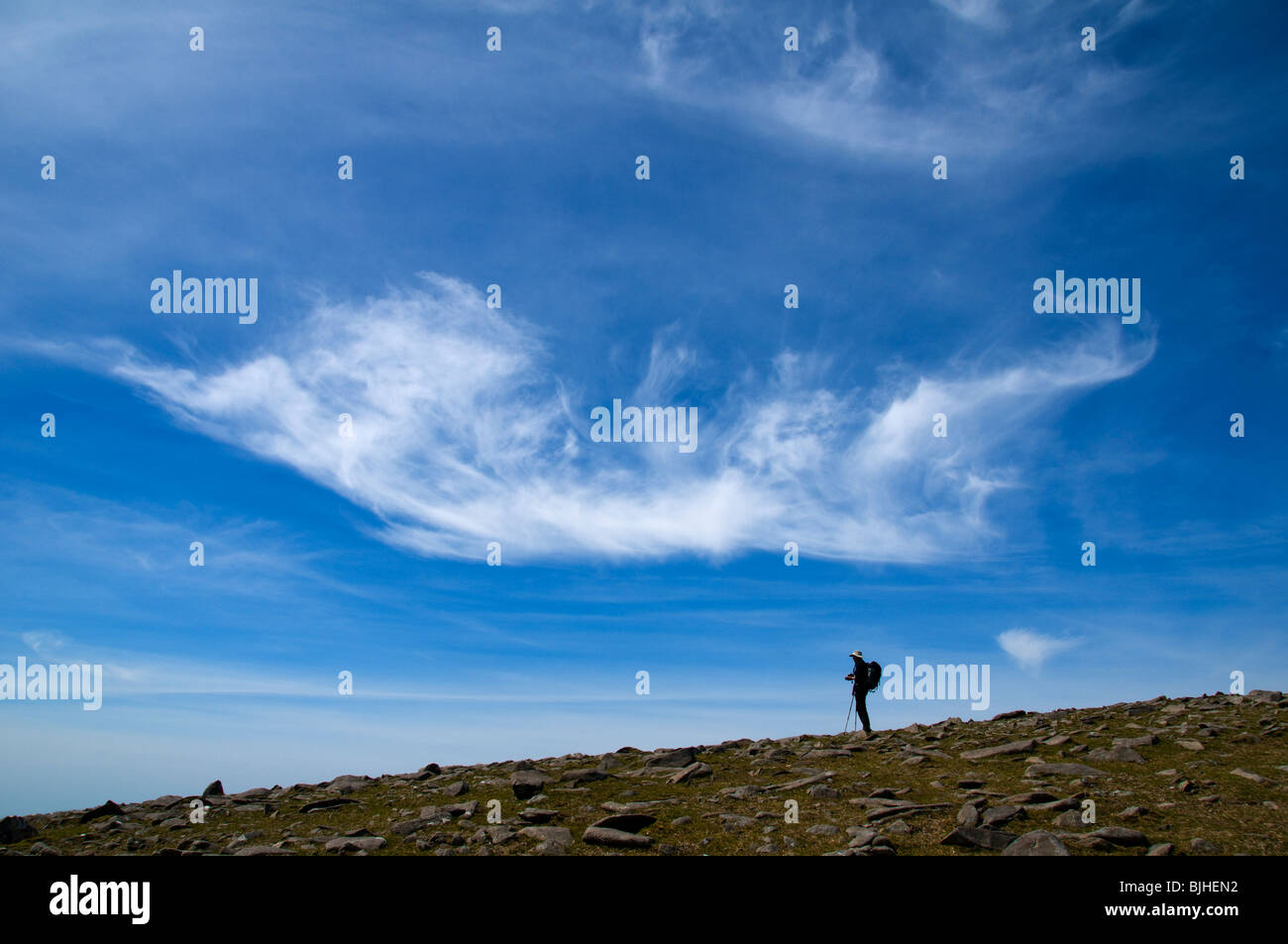 Cirrus nuvole sopra la cima del Ben Bury, County Mayo, Irlanda Foto Stock