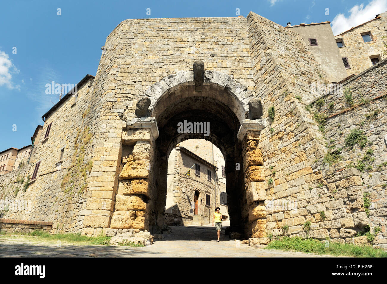 Antica cittadina collinare di Volterra, Toscana, Italia. Il 2° C BC. Porta dell'Arco gateway attraverso il periodo etrusco pareti Foto Stock
