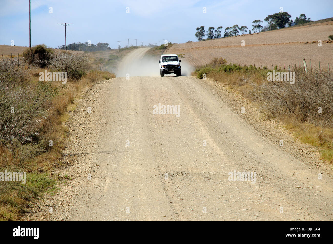 Viaggiare lungo la Garden Route. Uno dei maggio strade di ghiaia riscontrati in Sud Africa questa unità Toyota verso Swellendam Foto Stock