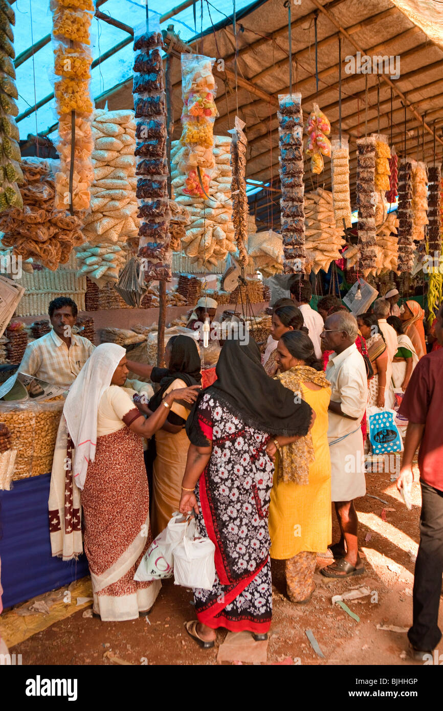 India Kerala, Kanjiramattom Kodikuthu festival musulmana, i clienti a snack in stallo Foto Stock