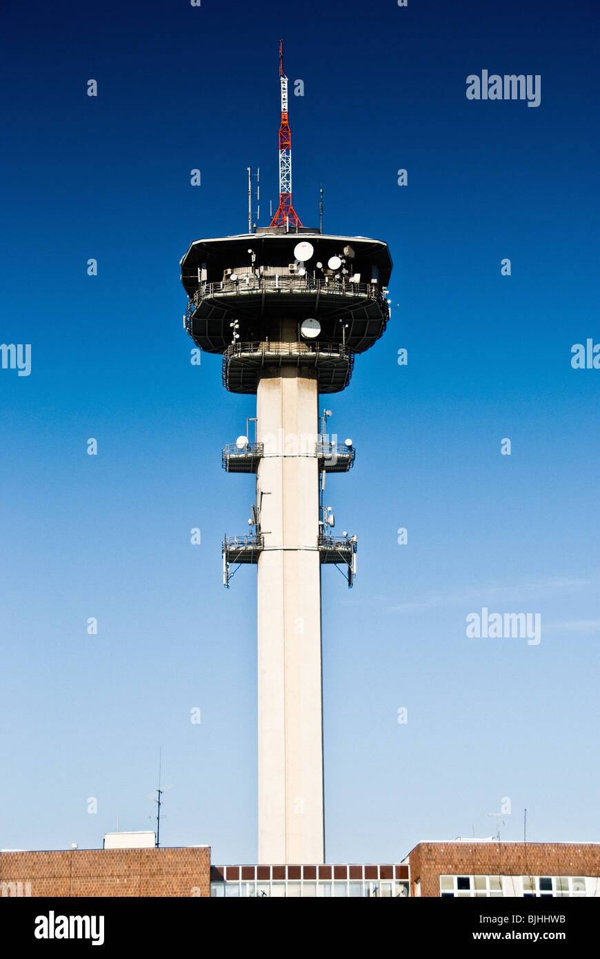 Torre di telecomunicazione con antenne Foto Stock