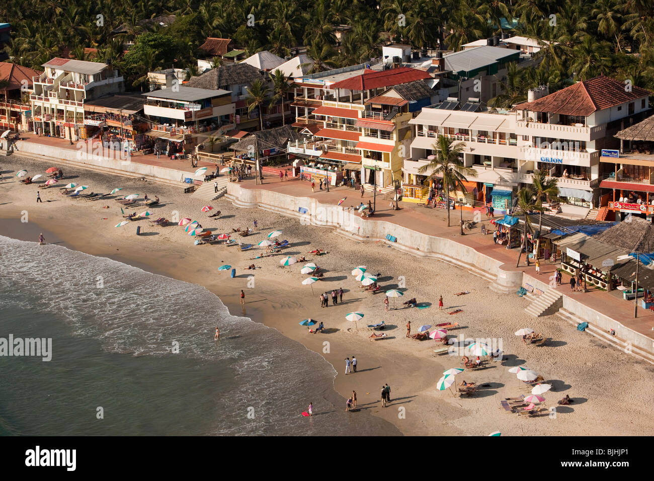 India Kerala, Kovalam, vista in elevazione della spiaggia dalla parte superiore di Vizhinjam Lighhouse Foto Stock