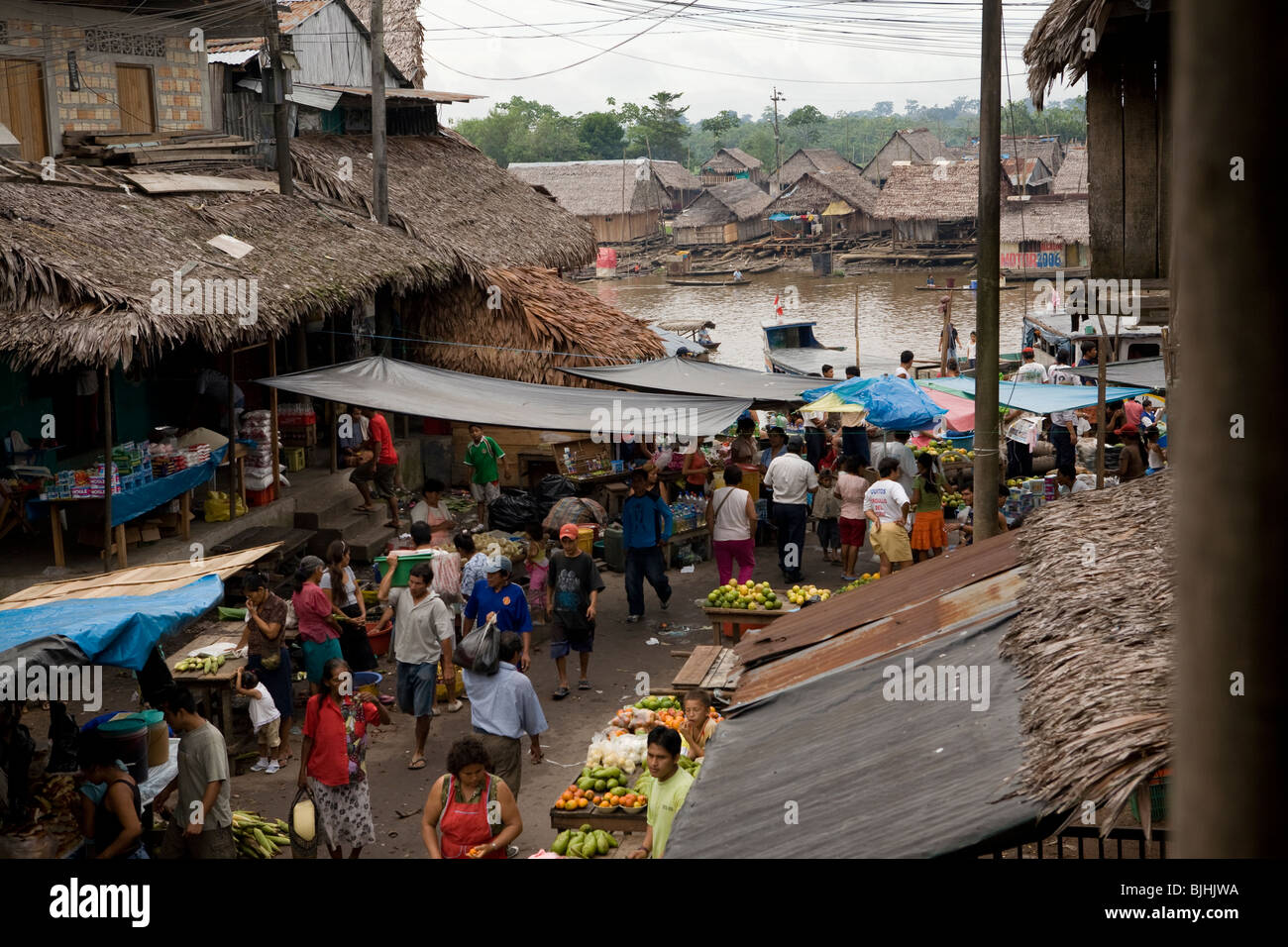 Mercato affollato lungo il fiume Itaya in Puerto Belen, Iquitos, Perù il bacino amazzonico. Foto Stock