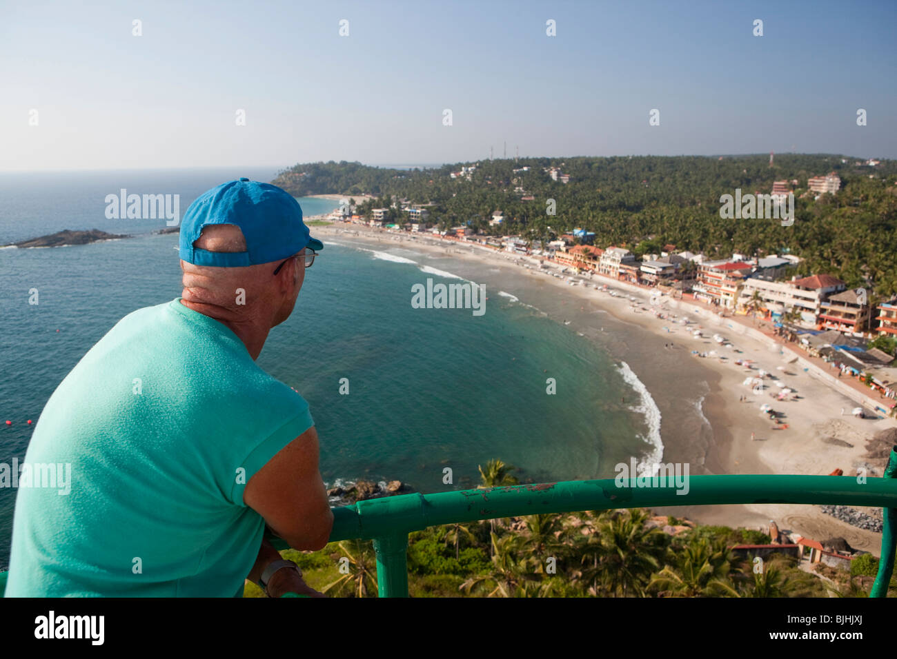 India Kerala, Kovalam, turistico gode di vista in elevazione della spiaggia dalla parte superiore di Vizhinjam Lighhouse Foto Stock