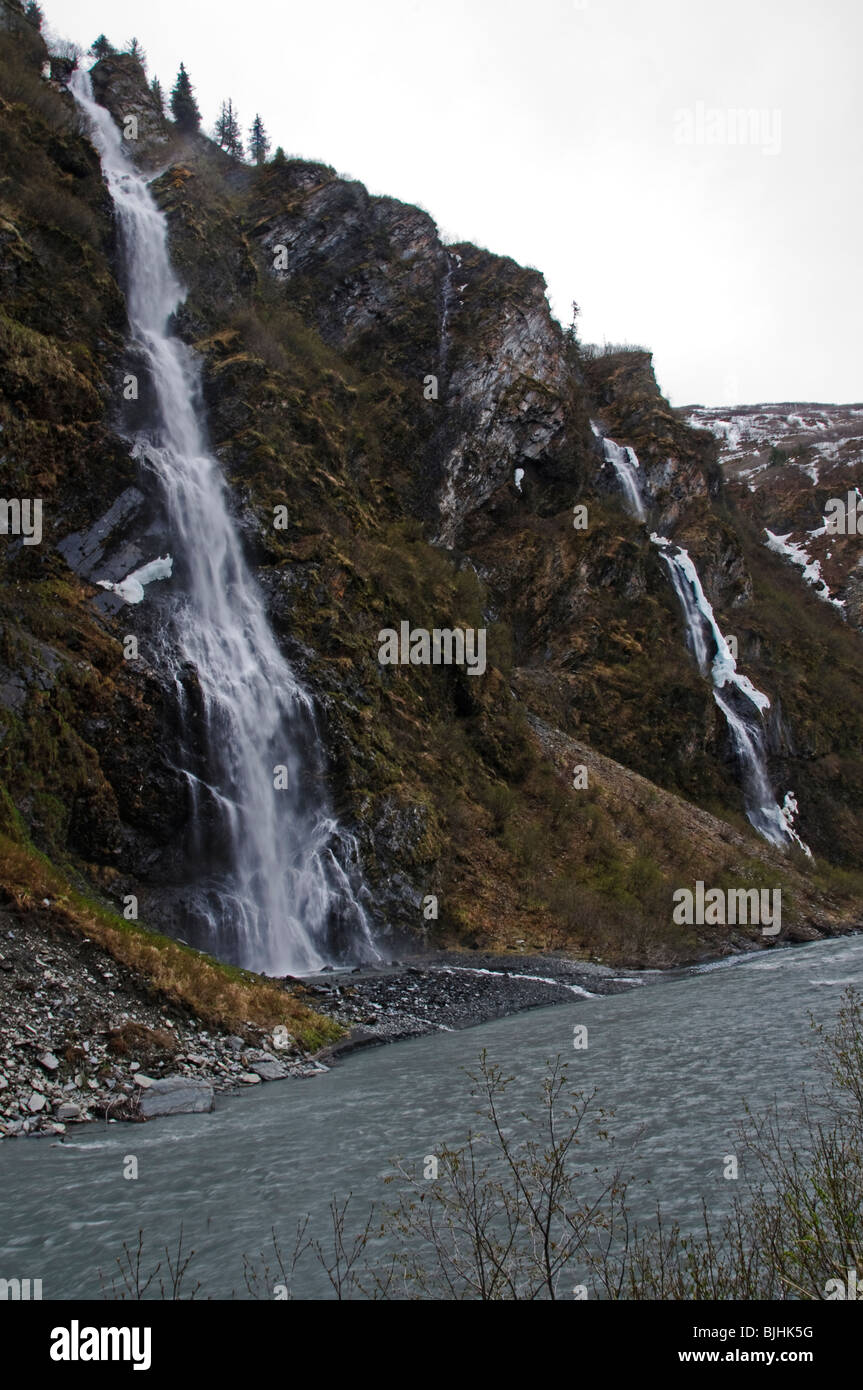 Alaska road a Skagway. Bridal Veil Falls con molla a runoff di fusione della neve. Queste cadute multiple hanno appena affermato. Foto Stock