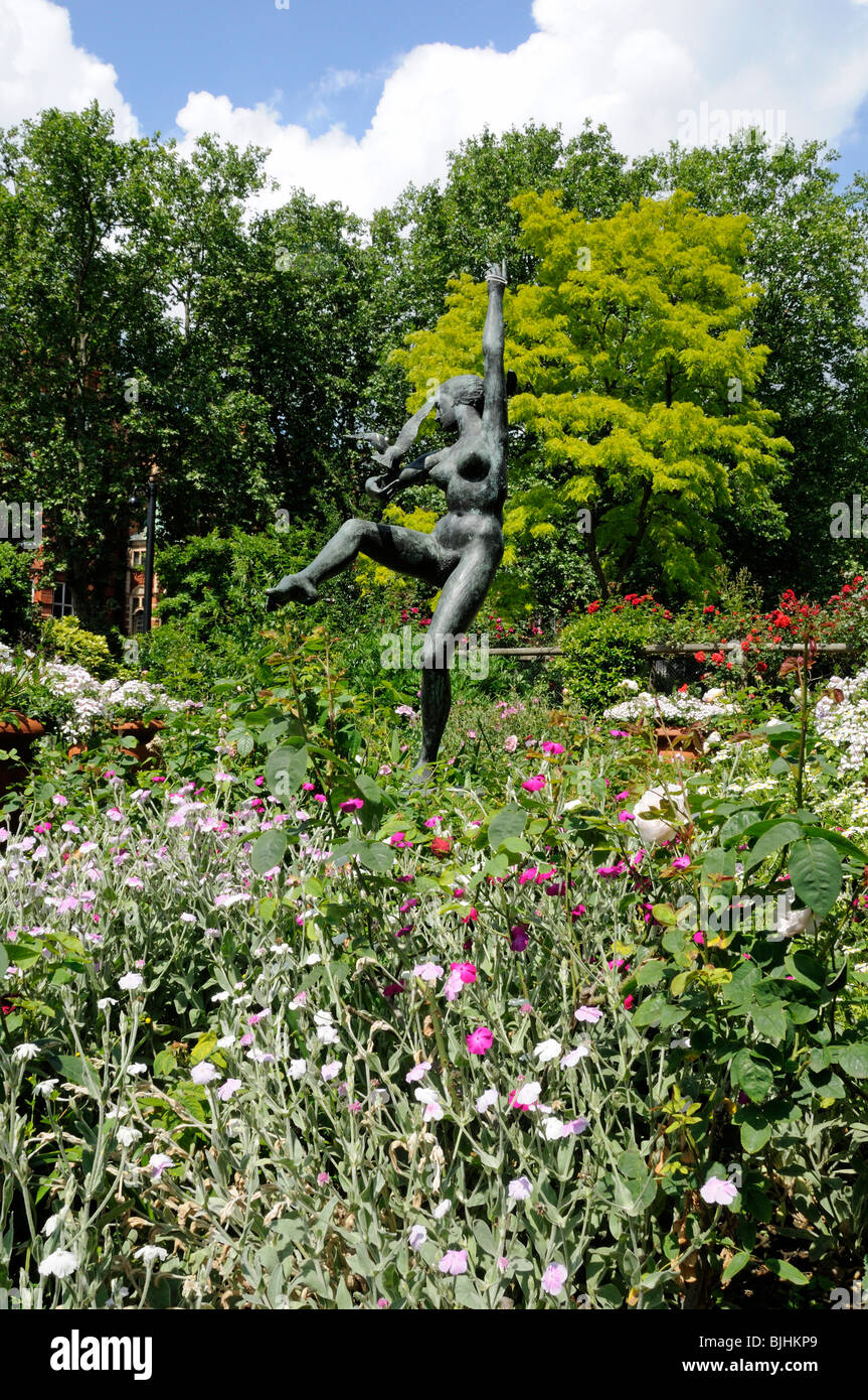 La scultura della danzatrice con uccello da David Wynne, Cadogan Square Gardens Chelsea SW1 Londra Inghilterra REGNO UNITO Foto Stock