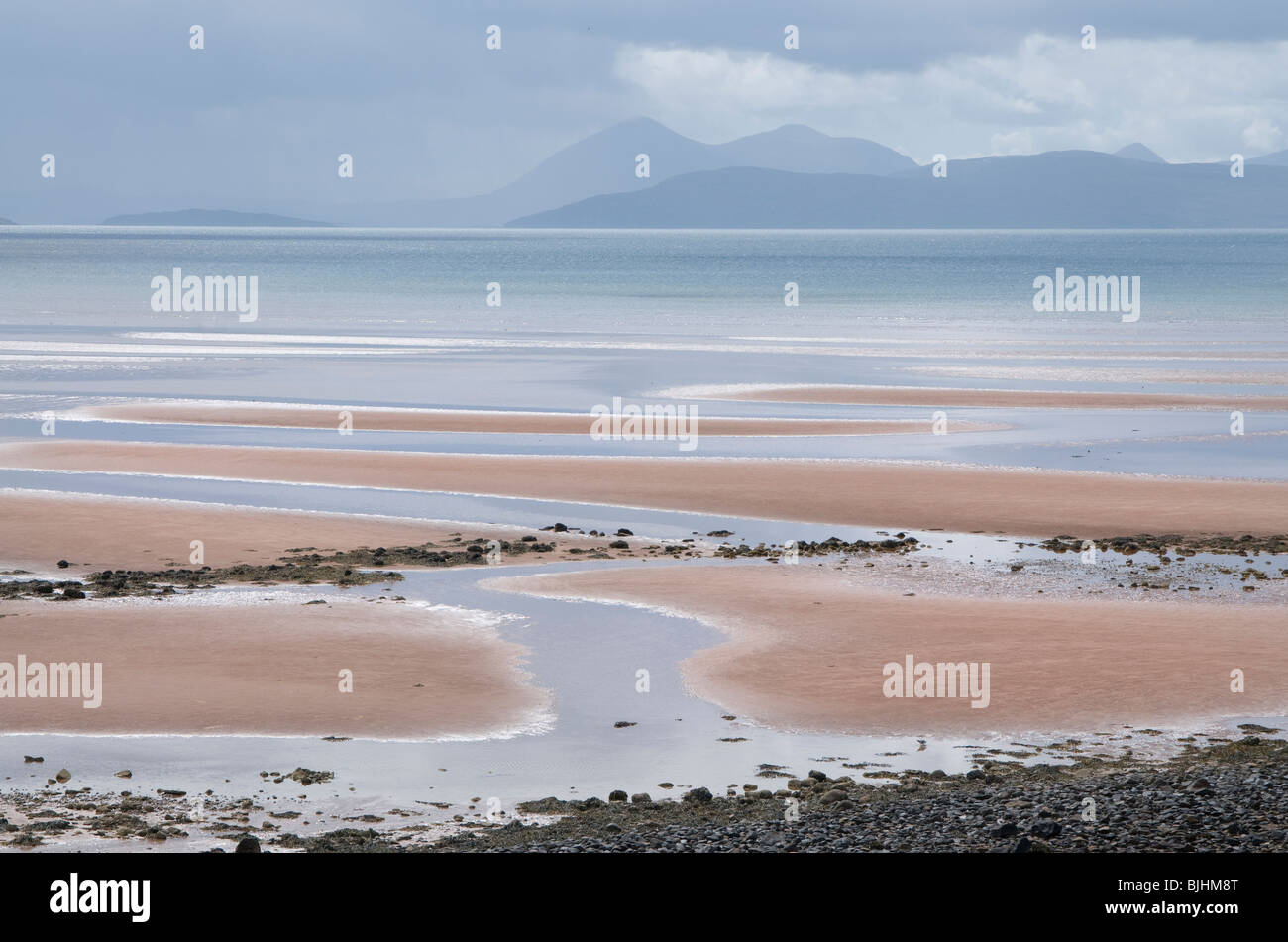 Applecross beach e il suono di Rasaay guardando fuori per l'Isola di Skye Foto Stock